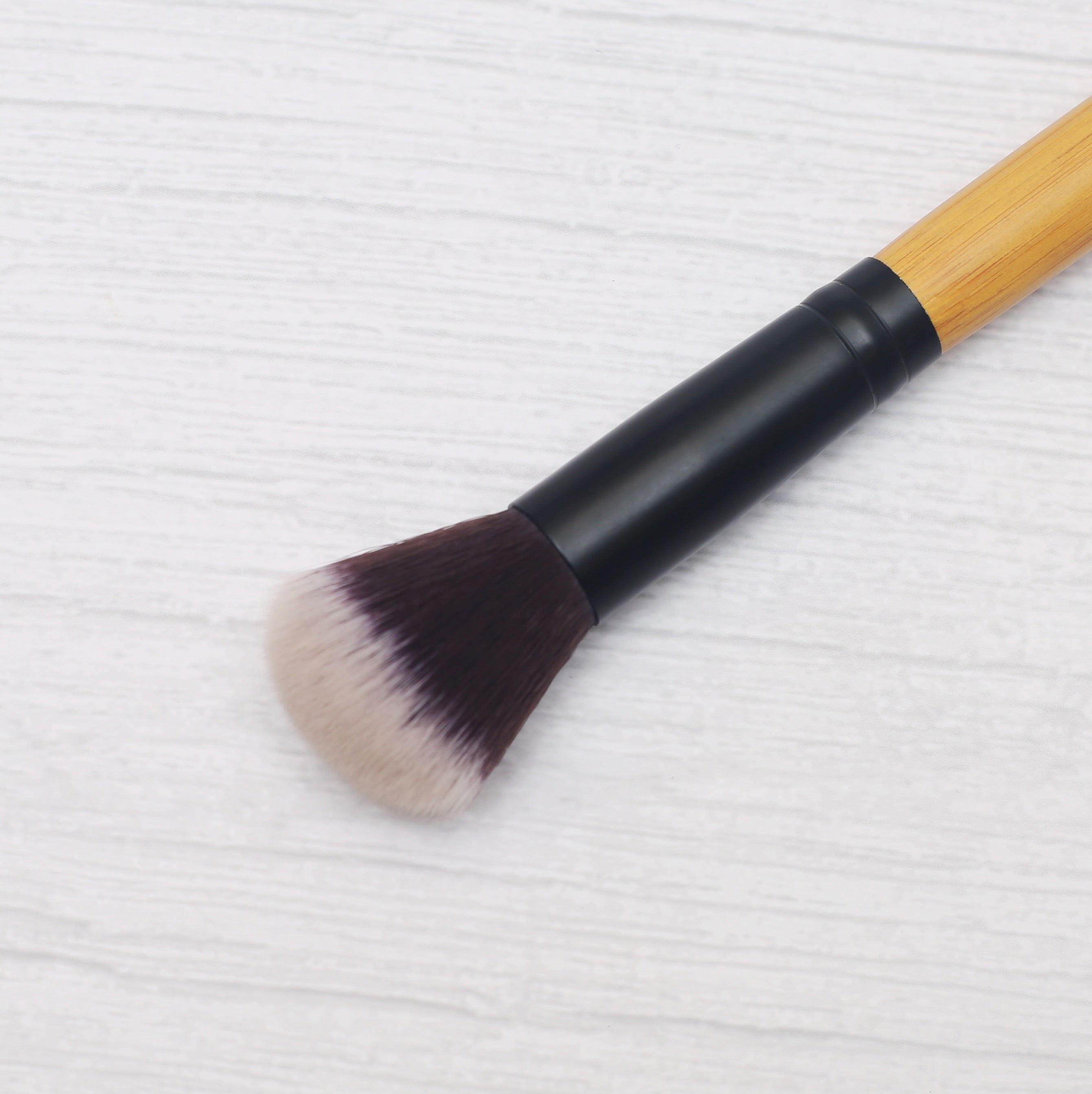 Flawless Highlighter Brush - Eco-friendly & Vegan