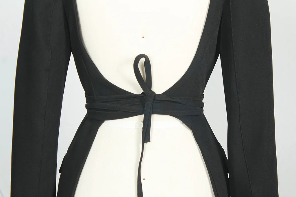 Light luxury-style suit with a temperament for showing off on the street featuring a casual design and an open-back look