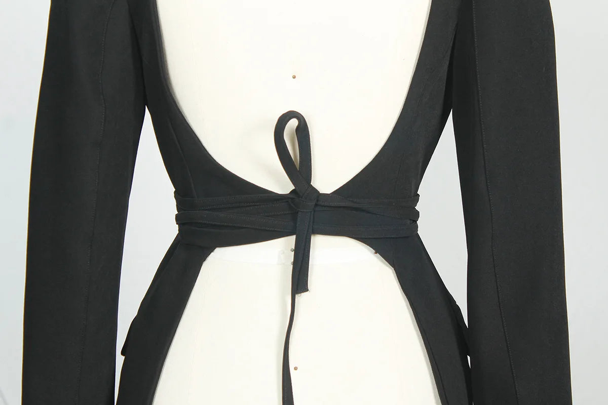 Light luxury-style suit with a temperament for showing off on the street featuring a casual design and an open-back look
