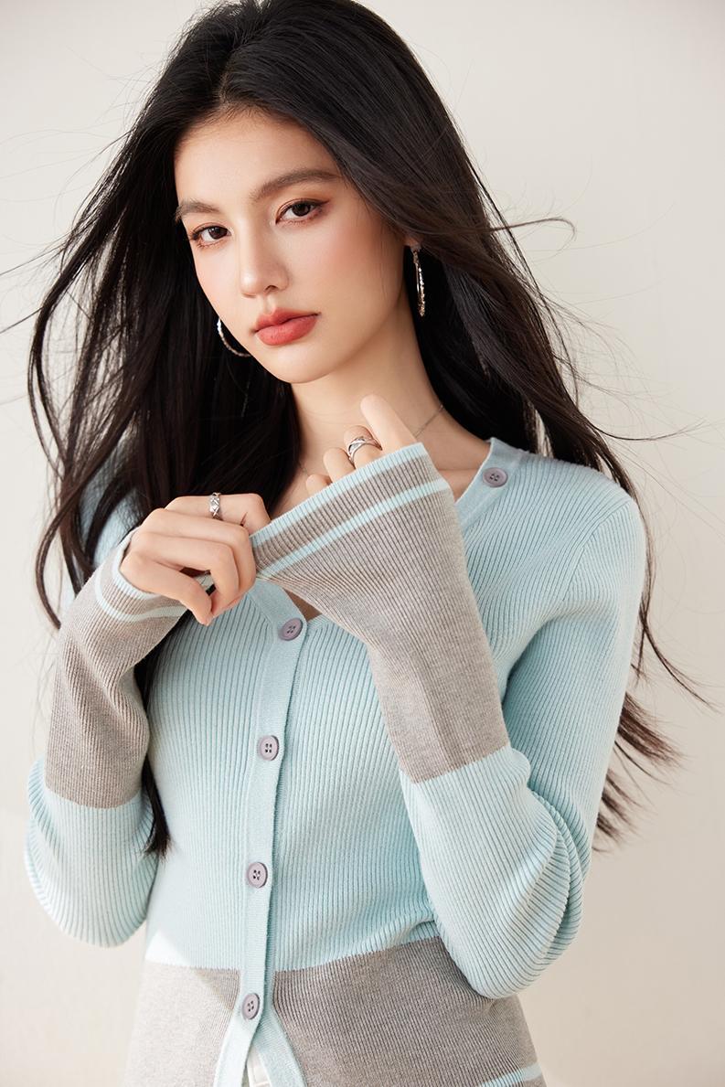 Elegant Pattern Knitted Cardigan for Women, V-Neck Design, Slim Fit Long Sleeve Top