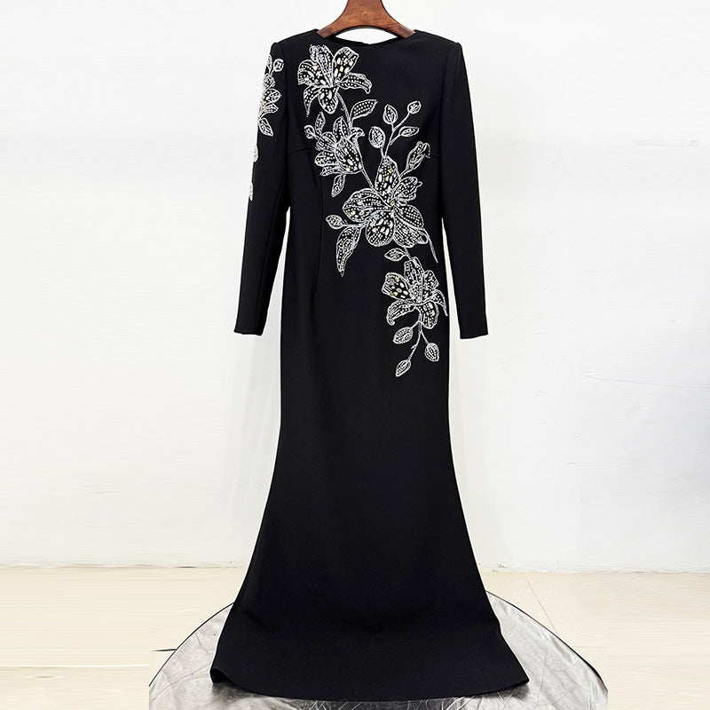 Evening gown embroidered with pearls and diamonds long dress