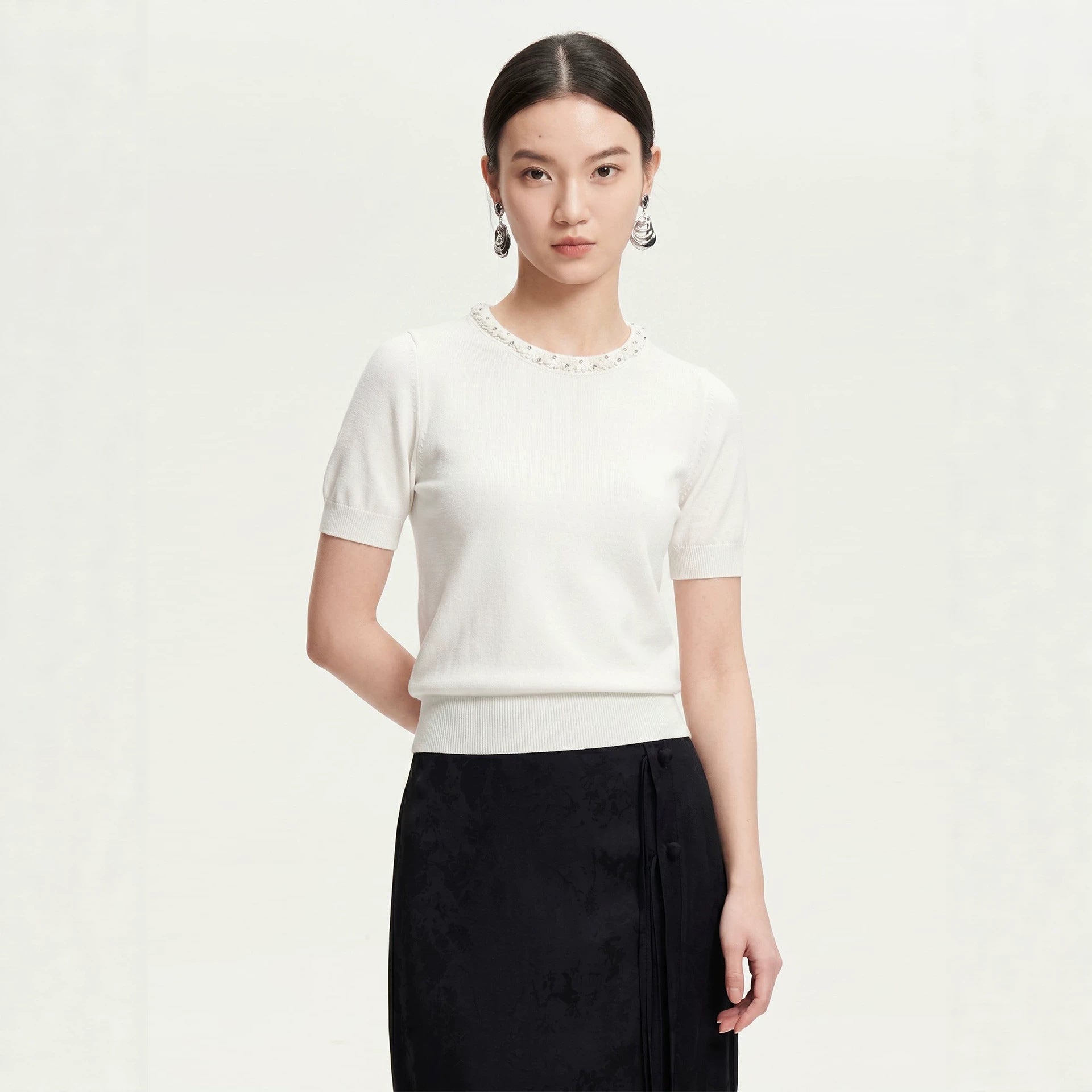 Fashion Embellished Beaded Round Neck Solid Color Knit Short Sleeve T-Shirt for Women Summer Stylish Slim Fit Top