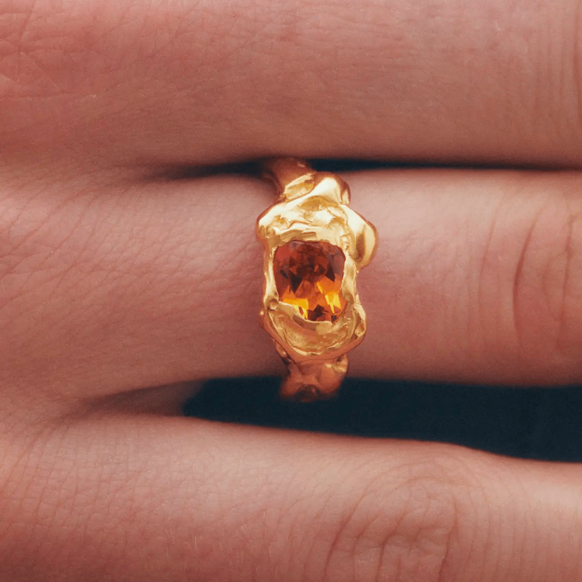 Retro inlaid gemstone ring