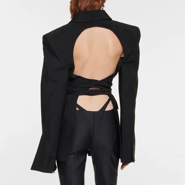 Light luxury-style suit with a temperament for showing off on the street featuring a casual design and an open-back look