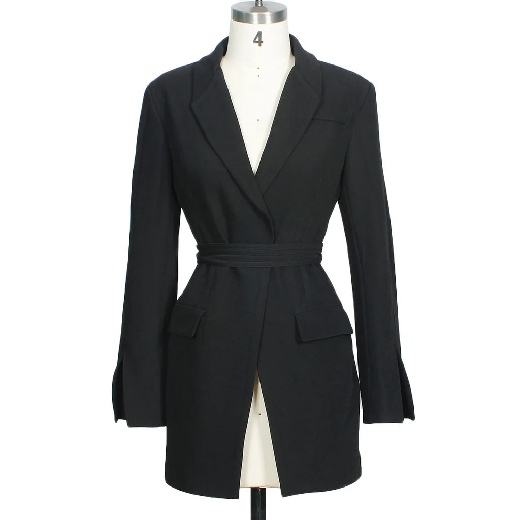 Light luxury-style suit with a temperament for showing off on the street featuring a casual design and an open-back look