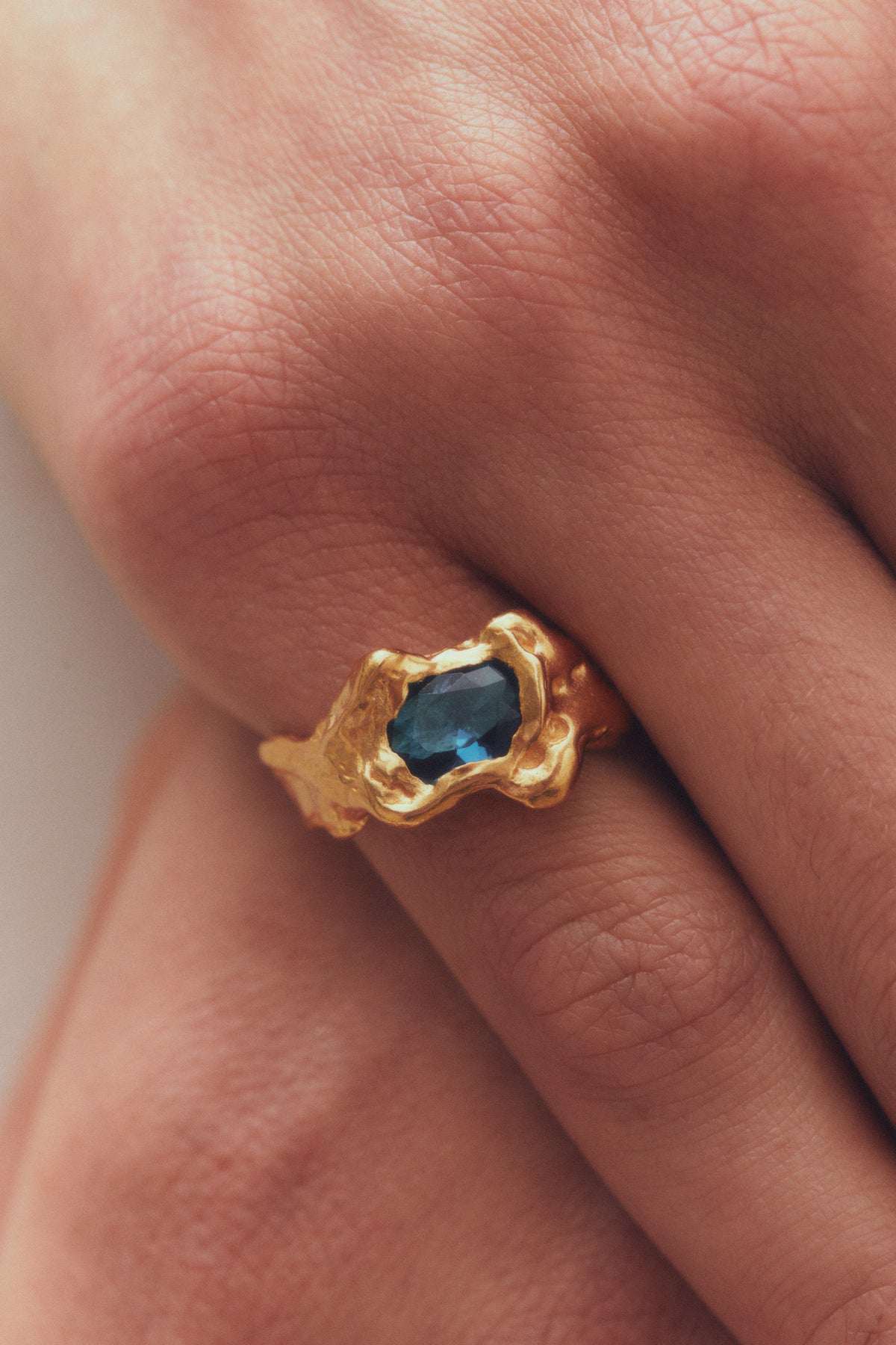 Retro inlaid gemstone ring