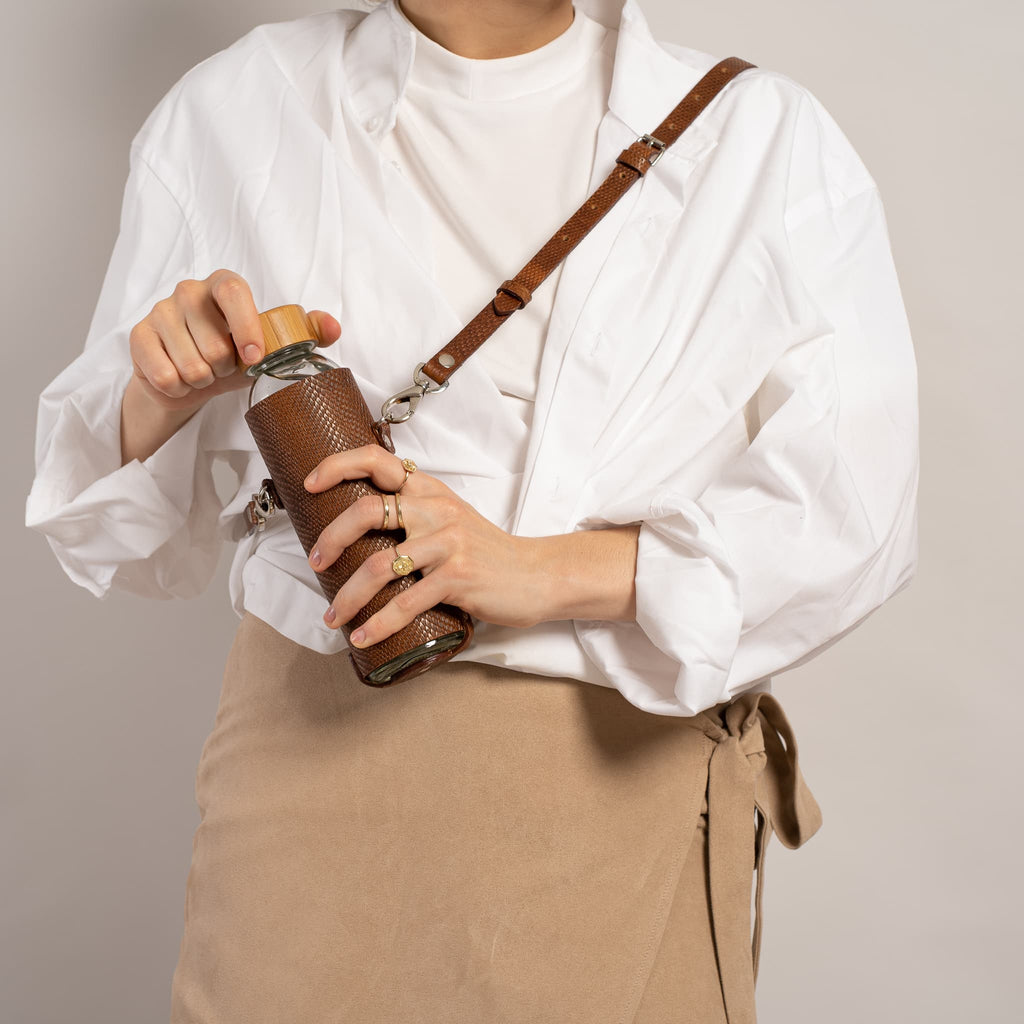 Leather water bottle holder with strap and glass bottle | OUTLET