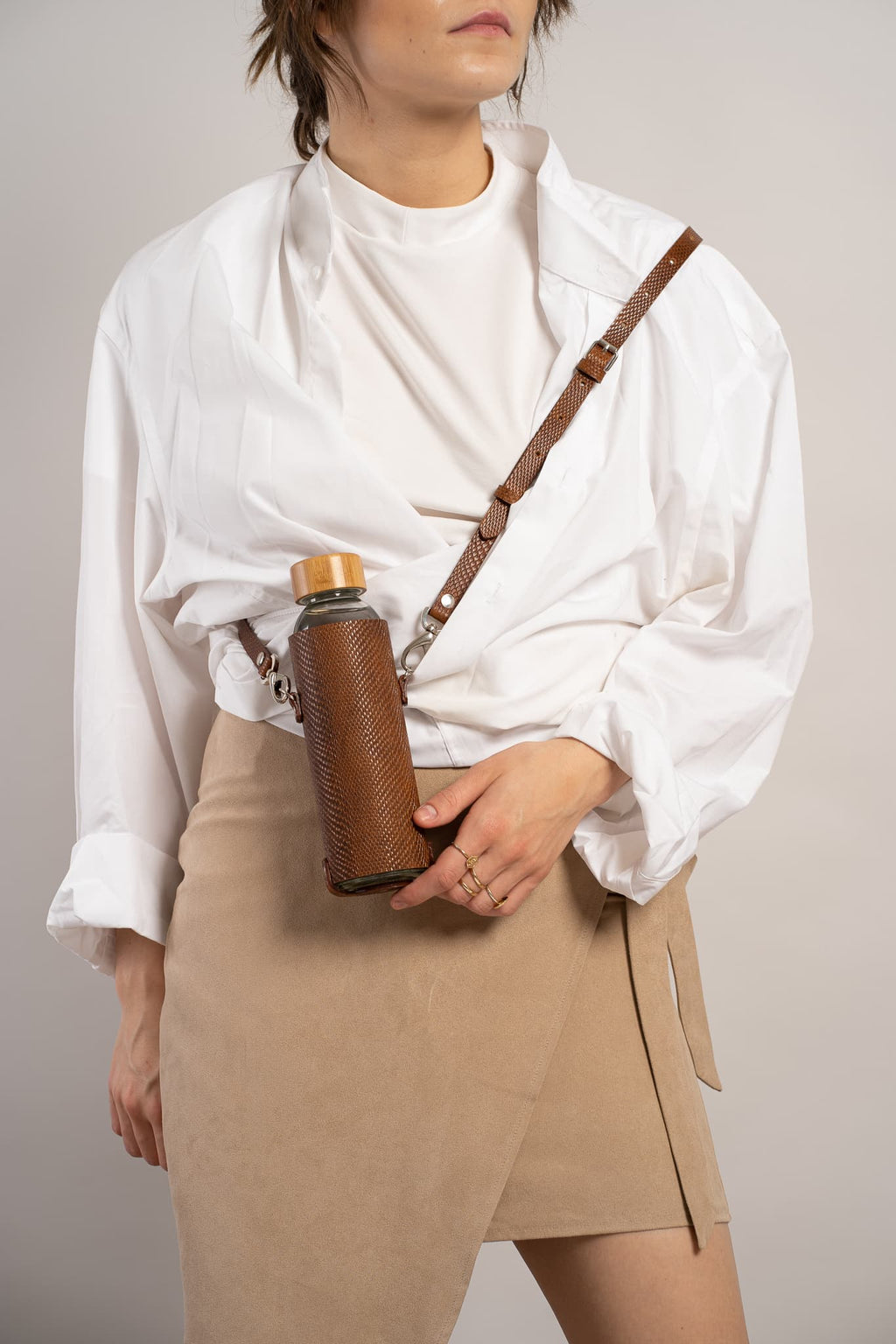 Leather water bottle holder with strap and glass bottle | OUTLET