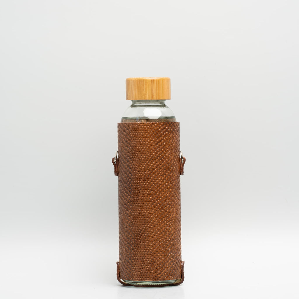 Leather water bottle holder with strap and glass bottle | OUTLET