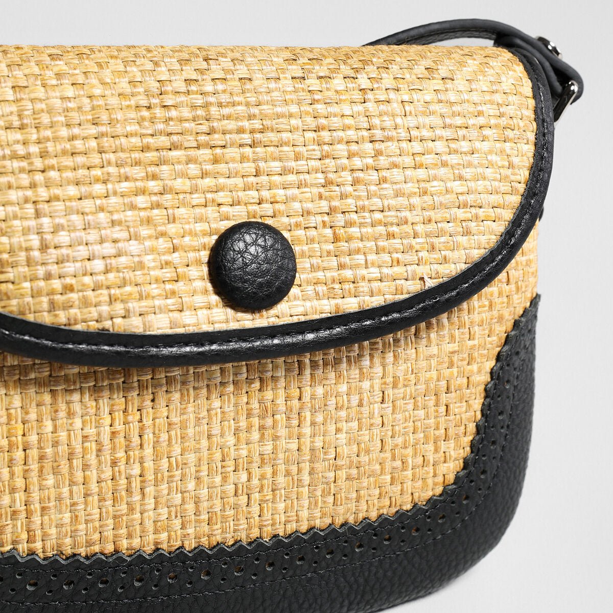 Handwoven Straw Saddle Crossbody – Summer Flap Bag with Calfskin Leather Trim