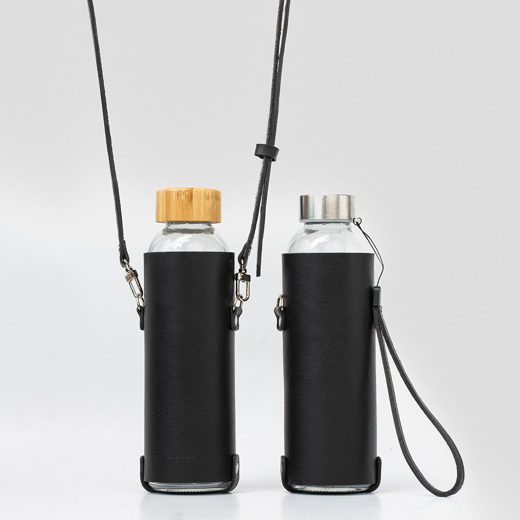 Leather water bottle holder with strap and glass bottle | OUTLET