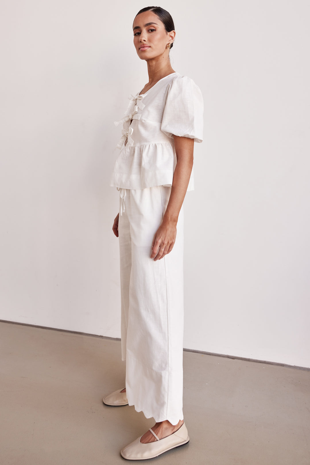 White Linen Bow Tie Front Top – Puff Sleeve Peplum Blouse