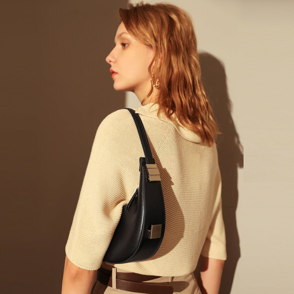 Structured Black Leather Crescent Moon Shoulder Bag – Smooth Grain Dumpling Hobo with Geometric Hardware