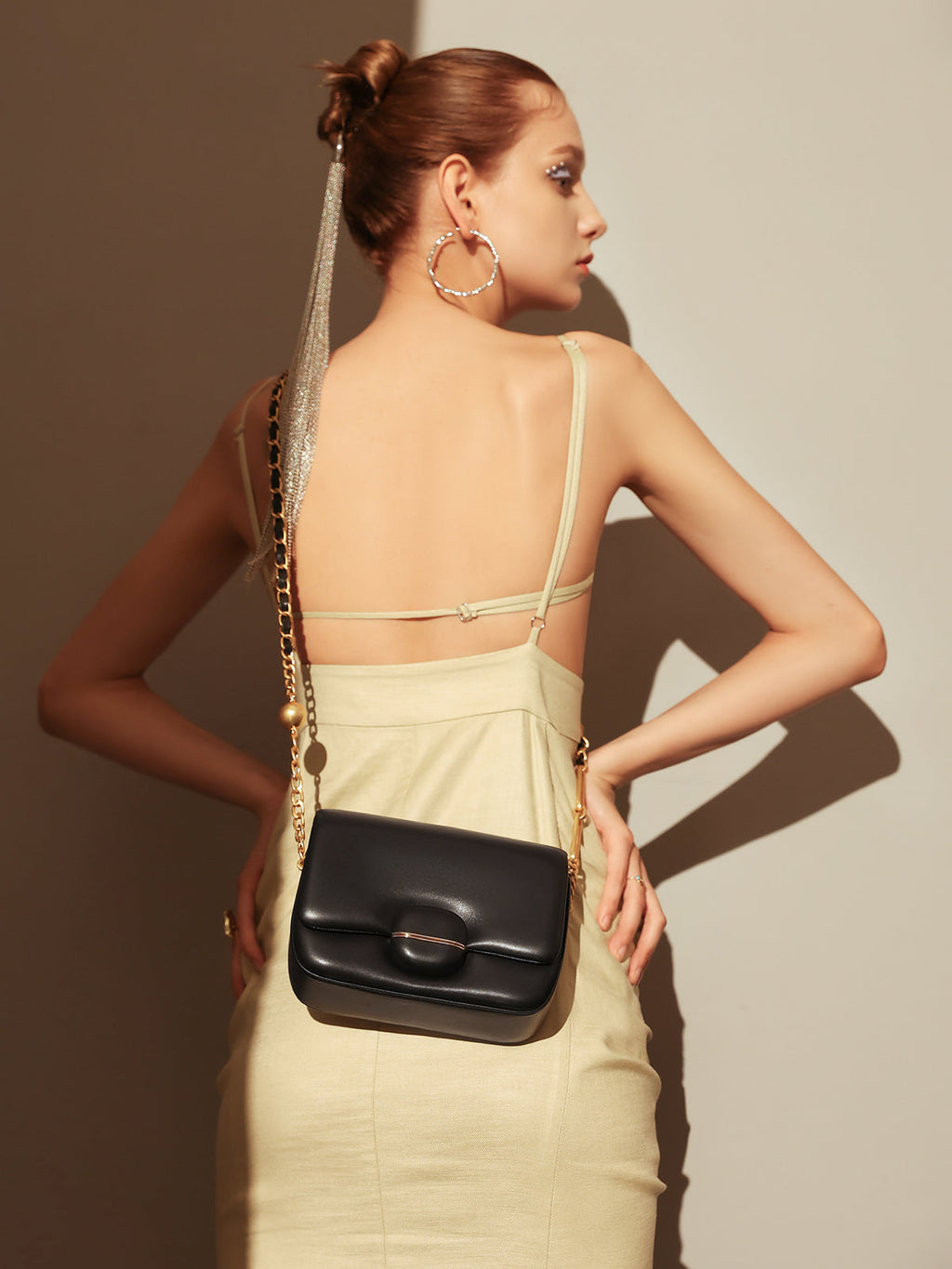 Structured Buckle Leather Shoulder Bag – Sculptural Lambskin Flap Bag with Gold Chain Strap