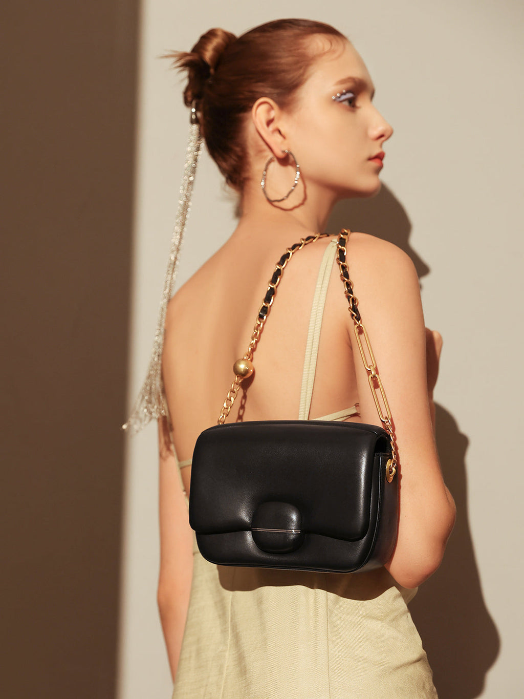 Structured Buckle Leather Shoulder Bag – Sculptural Lambskin Flap Bag with Gold Chain Strap